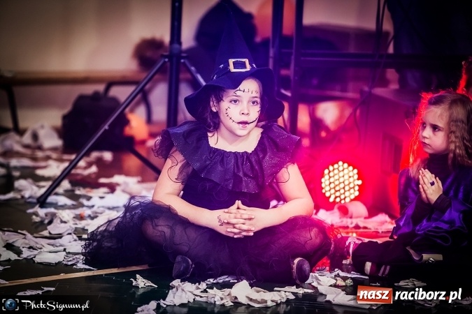 Zdjęcie w galerii na portalu naszraciborz.pl: Halloweenowy Bal Charytatywny z wielką pompą w SP 15 wiadomości z regionu