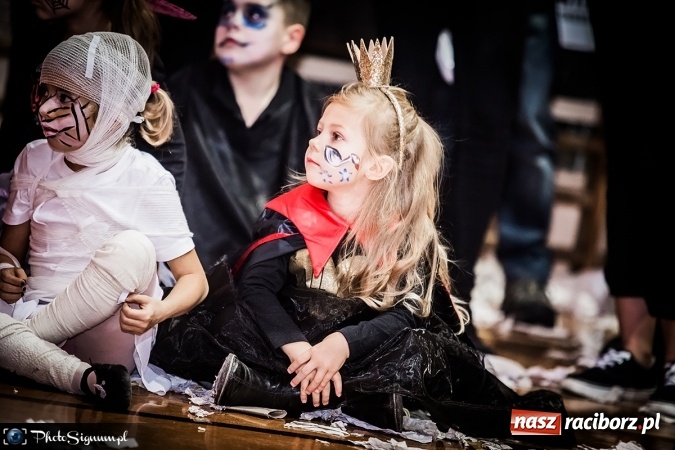Zdjęcie w galerii na portalu naszraciborz.pl: Halloweenowy Bal Charytatywny z wielką pompą w SP 15 wiadomości z regionu
