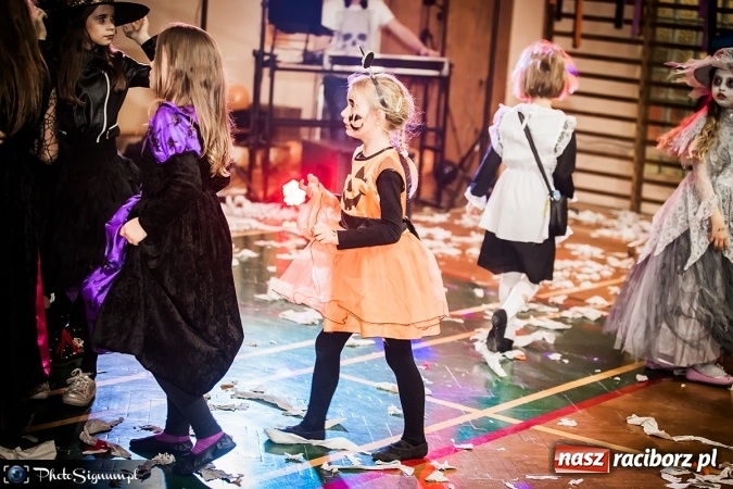 Zdjęcie w galerii na portalu naszraciborz.pl: Halloweenowy Bal Charytatywny z wielką pompą w SP 15 wiadomości z regionu