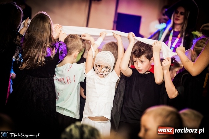 Zdjęcie w galerii na portalu naszraciborz.pl: Halloweenowy Bal Charytatywny z wielką pompą w SP 15 wiadomości z regionu
