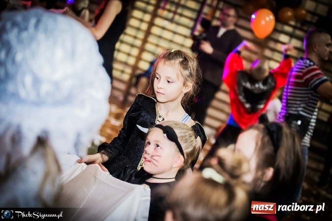 Zdjęcie w galerii na portalu naszraciborz.pl: Halloweenowy Bal Charytatywny z wielką pompą w SP 15 wiadomości z regionu