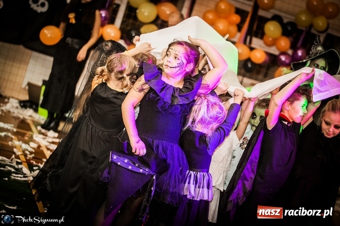 Zdjęcie w galerii na portalu naszraciborz.pl: Halloweenowy Bal Charytatywny z wielką pompą w SP 15 wiadomości z regionu