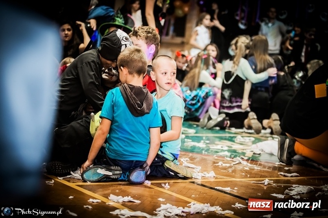 Zdjęcie w galerii na portalu naszraciborz.pl: Halloweenowy Bal Charytatywny z wielką pompą w SP 15 wiadomości z regionu