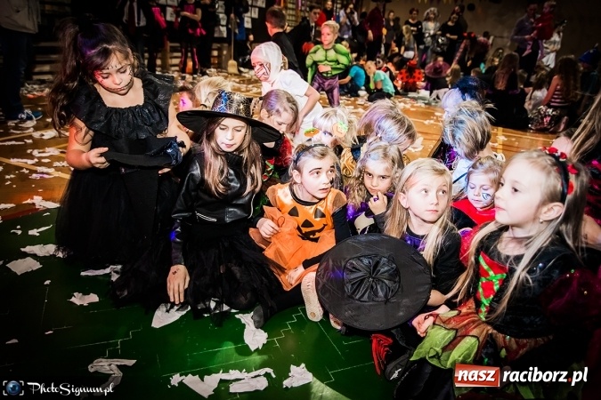 Zdjęcie w galerii na portalu naszraciborz.pl: Halloweenowy Bal Charytatywny z wielką pompą w SP 15 wiadomości z regionu