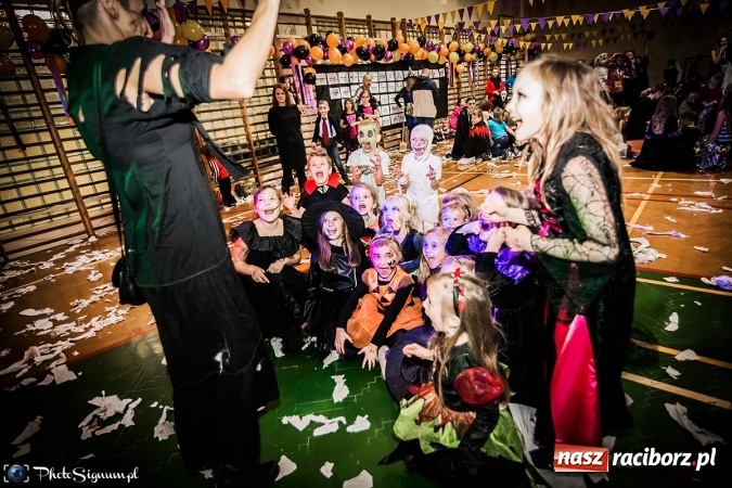 Zdjęcie w galerii na portalu naszraciborz.pl: Halloweenowy Bal Charytatywny z wielką pompą w SP 15 wiadomości z regionu