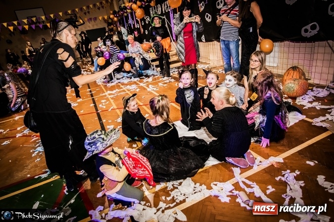 Zdjęcie w galerii na portalu naszraciborz.pl: Halloweenowy Bal Charytatywny z wielką pompą w SP 15 wiadomości z regionu