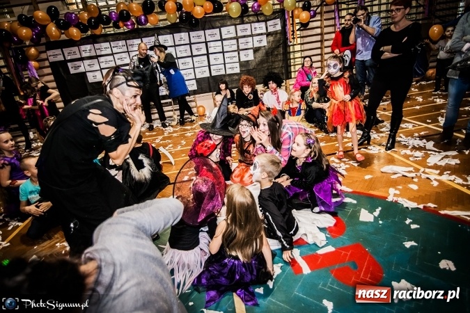 Zdjęcie w galerii na portalu naszraciborz.pl: Halloweenowy Bal Charytatywny z wielką pompą w SP 15 wiadomości z regionu