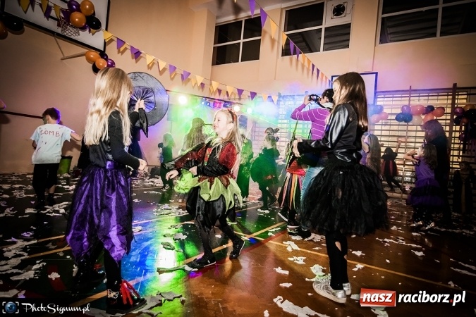 Zdjęcie w galerii na portalu naszraciborz.pl: Halloweenowy Bal Charytatywny z wielką pompą w SP 15 wiadomości z regionu