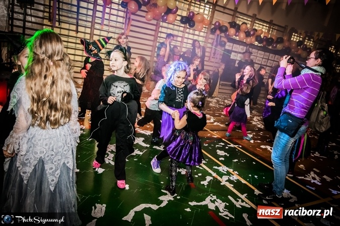 Zdjęcie w galerii na portalu naszraciborz.pl: Halloweenowy Bal Charytatywny z wielką pompą w SP 15 wiadomości z regionu