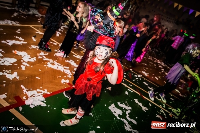 Zdjęcie w galerii na portalu naszraciborz.pl: Halloweenowy Bal Charytatywny z wielką pompą w SP 15 wiadomości z regionu