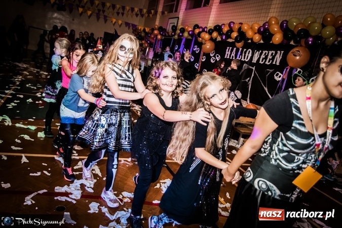 Zdjęcie w galerii na portalu naszraciborz.pl: Halloweenowy Bal Charytatywny z wielką pompą w SP 15 wiadomości z regionu