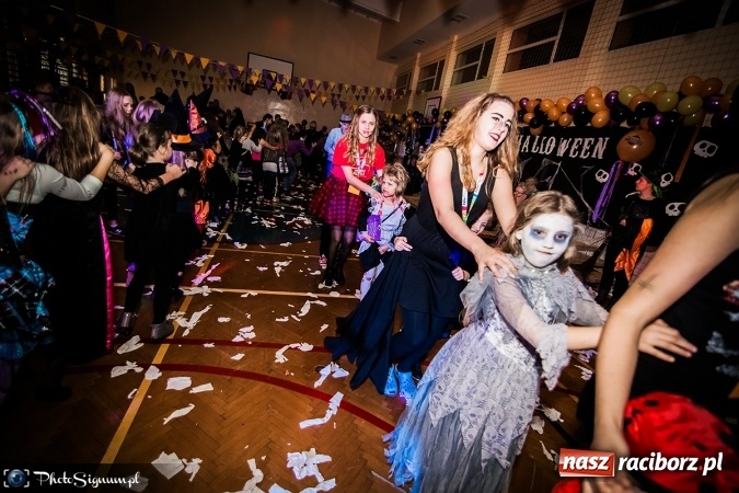 Zdjęcie w galerii na portalu naszraciborz.pl: Halloweenowy Bal Charytatywny z wielką pompą w SP 15 wiadomości z regionu