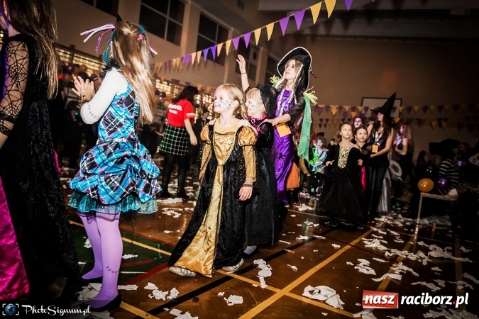 Zdjęcie w galerii na portalu naszraciborz.pl: Halloweenowy Bal Charytatywny z wielką pompą w SP 15 wiadomości z regionu