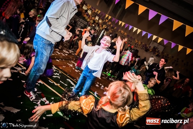 Zdjęcie w galerii na portalu naszraciborz.pl: Halloweenowy Bal Charytatywny z wielką pompą w SP 15 wiadomości z regionu