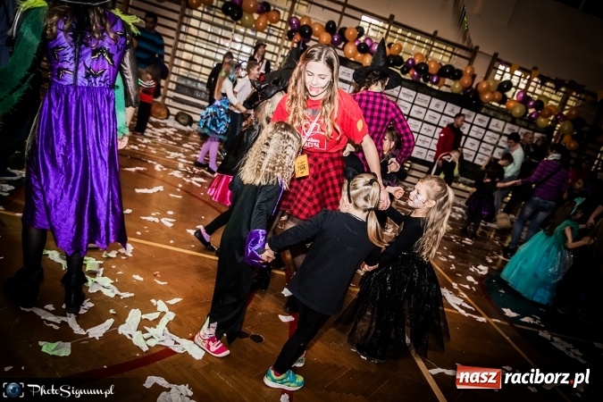 Zdjęcie w galerii na portalu naszraciborz.pl: Halloweenowy Bal Charytatywny z wielką pompą w SP 15 wiadomości z regionu