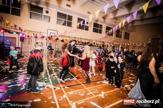 Zdjęcie w galerii na portalu naszraciborz.pl: Halloweenowy Bal Charytatywny z wielką pompą w SP 15 wiadomości z regionu
