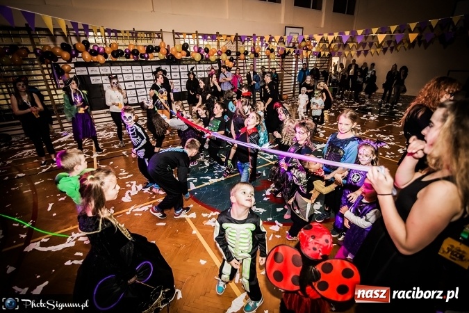 Zdjęcie w galerii na portalu naszraciborz.pl: Halloweenowy Bal Charytatywny z wielką pompą w SP 15 wiadomości z regionu