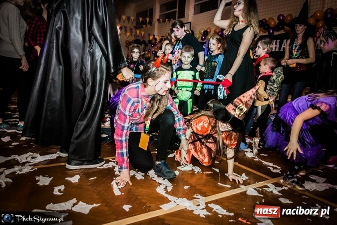 Zdjęcie w galerii na portalu naszraciborz.pl: Halloweenowy Bal Charytatywny z wielką pompą w SP 15 wiadomości z regionu