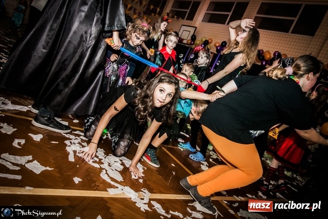 Zdjęcie w galerii na portalu naszraciborz.pl: Halloweenowy Bal Charytatywny z wielką pompą w SP 15 wiadomości z regionu