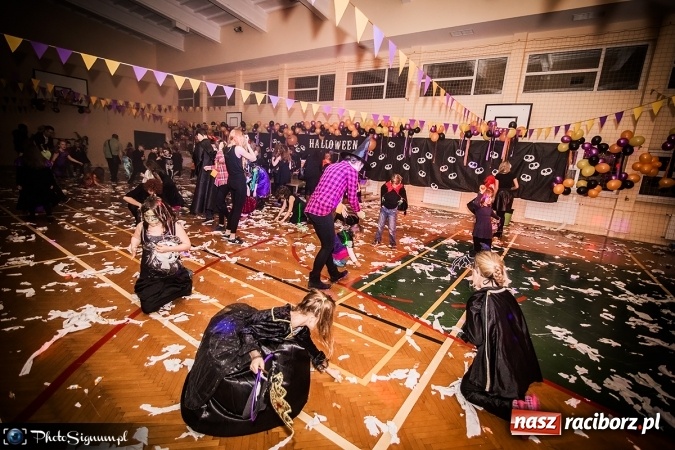 Zdjęcie w galerii na portalu naszraciborz.pl: Halloweenowy Bal Charytatywny z wielką pompą w SP 15 wiadomości z regionu