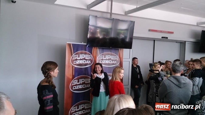 Zdjęcie w galerii na portalu naszraciborz.pl: Zobacz występ wychowanki MDK-u, Dominiki Sozańskiej w programie SuperDzieciak! wiadomości z regionu