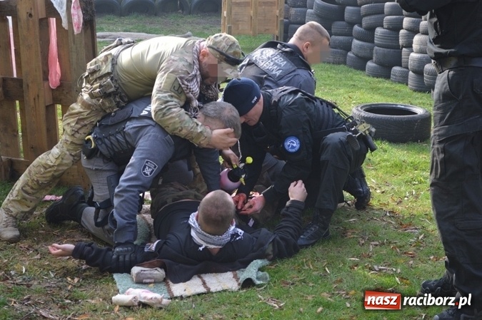 Zdjęcie w galerii na portalu naszraciborz.pl: Krzyk poszkodowanych, profesjonalnie spreparowane rany, krew - Międzyresortowe Szkolenie z Zakresu Taktyki i Techniki Interwencji wiadomości z regionu