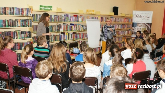 Zdjęcie w galerii na portalu naszraciborz.pl: Każdy może napisać książkę! Spotkanie autorskie z Joanną Olech w bibliotece  wiadomości z regionu