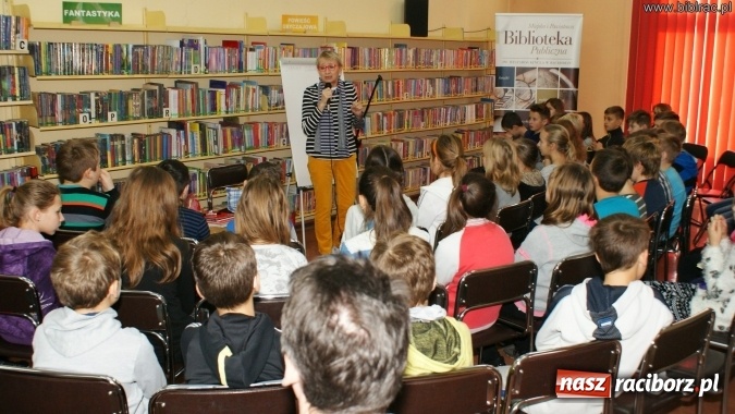 Zdjęcie w galerii na portalu naszraciborz.pl: Każdy może napisać książkę! Spotkanie autorskie z Joanną Olech w bibliotece  wiadomości z regionu