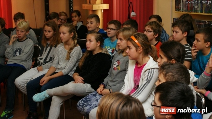 Zdjęcie w galerii na portalu naszraciborz.pl: Każdy może napisać książkę! Spotkanie autorskie z Joanną Olech w bibliotece  wiadomości z regionu