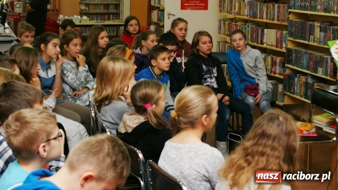 Zdjęcie w galerii na portalu naszraciborz.pl: Każdy może napisać książkę! Spotkanie autorskie z Joanną Olech w bibliotece  wiadomości z regionu