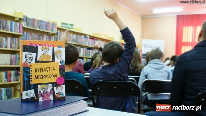 Zdjęcie w galerii na portalu naszraciborz.pl: Każdy może napisać książkę! Spotkanie autorskie z Joanną Olech w bibliotece  wiadomości z regionu