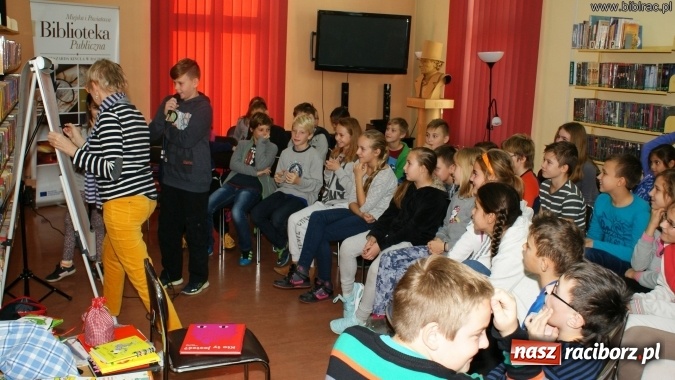 Zdjęcie w galerii na portalu naszraciborz.pl: Każdy może napisać książkę! Spotkanie autorskie z Joanną Olech w bibliotece  wiadomości z regionu