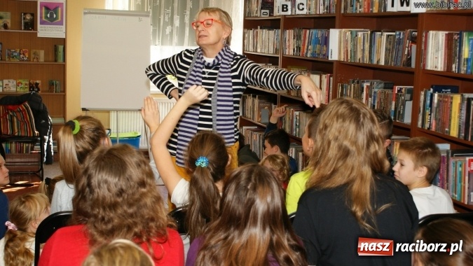 Zdjęcie w galerii na portalu naszraciborz.pl: Każdy może napisać książkę! Spotkanie autorskie z Joanną Olech w bibliotece  wiadomości z regionu