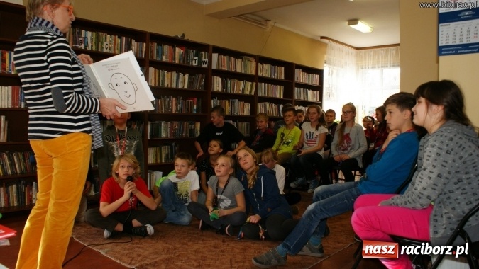 Zdjęcie w galerii na portalu naszraciborz.pl: Każdy może napisać książkę! Spotkanie autorskie z Joanną Olech w bibliotece  wiadomości z regionu