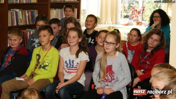 Zdjęcie w galerii na portalu naszraciborz.pl: Każdy może napisać książkę! Spotkanie autorskie z Joanną Olech w bibliotece  wiadomości z regionu