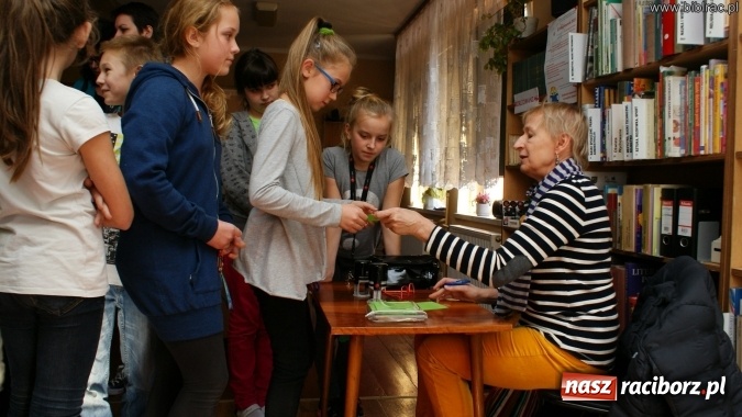Zdjęcie w galerii na portalu naszraciborz.pl: Każdy może napisać książkę! Spotkanie autorskie z Joanną Olech w bibliotece  wiadomości z regionu
