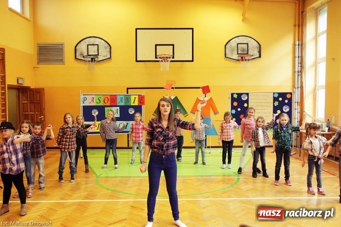 Zdjęcie w galerii na portalu naszraciborz.pl: Pierwszokolasiści SP 13 dołączyli do grona świetlików  wiadomości z regionu