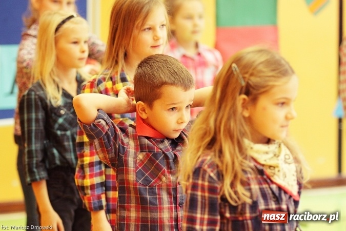 Zdjęcie w galerii na portalu naszraciborz.pl: Pierwszokolasiści SP 13 dołączyli do grona świetlików  wiadomości z regionu