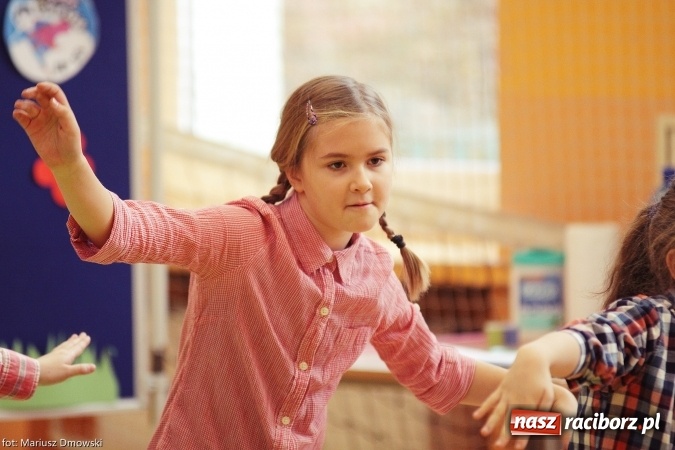 Zdjęcie w galerii na portalu naszraciborz.pl: Pierwszokolasiści SP 13 dołączyli do grona świetlików  wiadomości z regionu