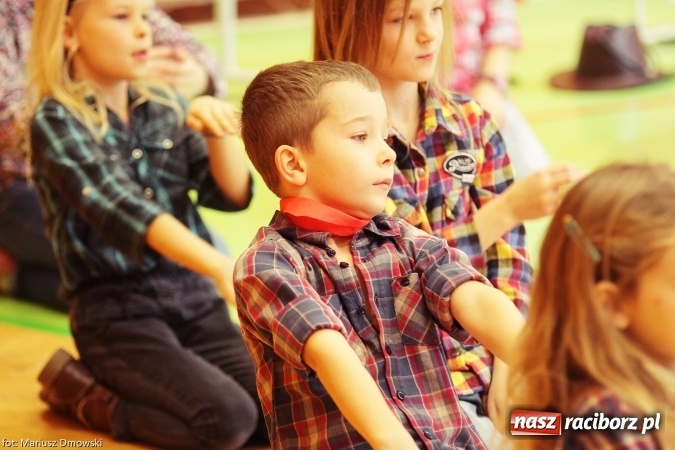 Zdjęcie w galerii na portalu naszraciborz.pl: Pierwszokolasiści SP 13 dołączyli do grona świetlików  wiadomości z regionu