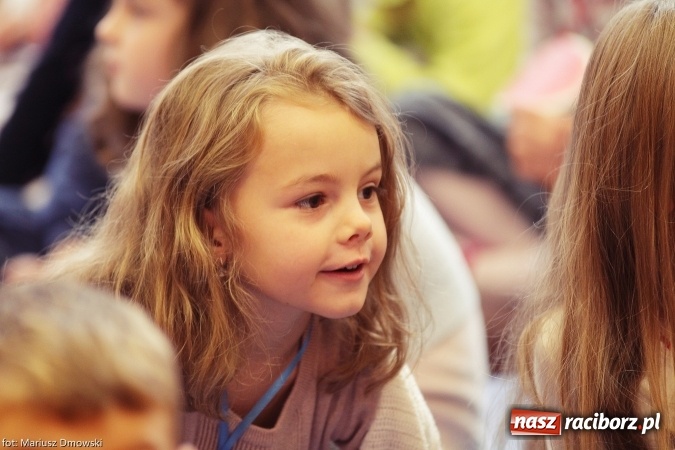 Zdjęcie w galerii na portalu naszraciborz.pl: Pierwszokolasiści SP 13 dołączyli do grona świetlików  wiadomości z regionu