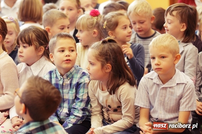 Zdjęcie w galerii na portalu naszraciborz.pl: Pierwszokolasiści SP 13 dołączyli do grona świetlików  wiadomości z regionu