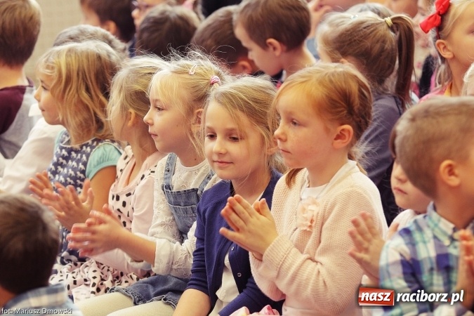 Zdjęcie w galerii na portalu naszraciborz.pl: Pierwszokolasiści SP 13 dołączyli do grona świetlików  wiadomości z regionu