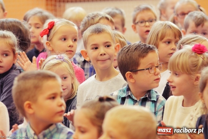 Zdjęcie w galerii na portalu naszraciborz.pl: Pierwszokolasiści SP 13 dołączyli do grona świetlików  wiadomości z regionu