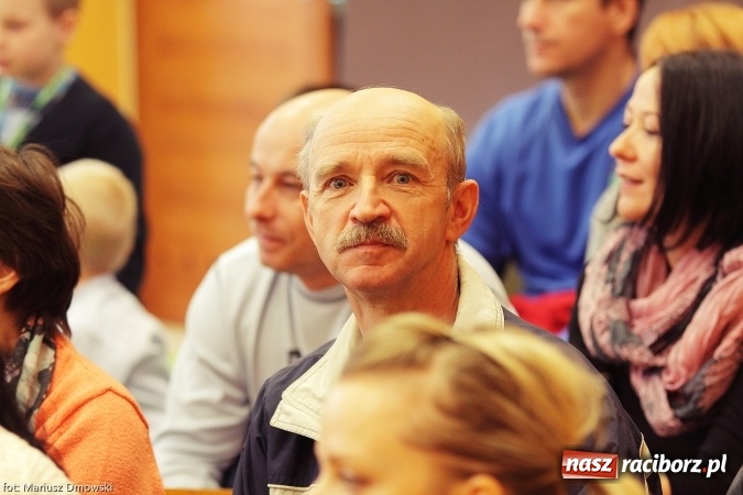 Zdjęcie w galerii na portalu naszraciborz.pl: Pierwszokolasiści SP 13 dołączyli do grona świetlików  wiadomości z regionu