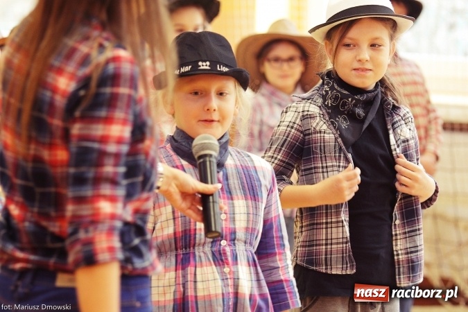 Zdjęcie w galerii na portalu naszraciborz.pl: Pierwszokolasiści SP 13 dołączyli do grona świetlików  wiadomości z regionu