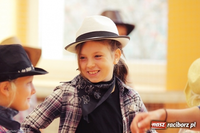 Zdjęcie w galerii na portalu naszraciborz.pl: Pierwszokolasiści SP 13 dołączyli do grona świetlików  wiadomości z regionu