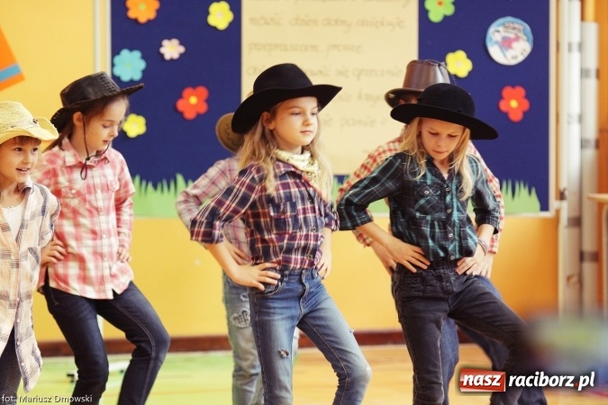 Zdjęcie w galerii na portalu naszraciborz.pl: Pierwszokolasiści SP 13 dołączyli do grona świetlików  wiadomości z regionu