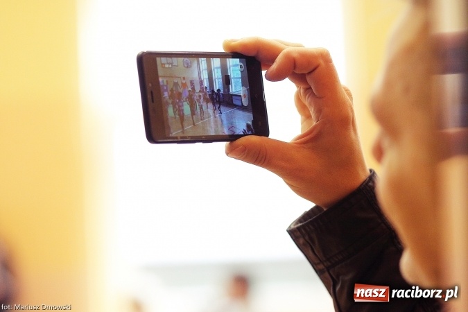 Zdjęcie w galerii na portalu naszraciborz.pl: Pierwszokolasiści SP 13 dołączyli do grona świetlików  wiadomości z regionu