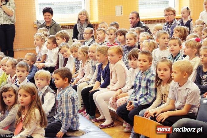 Zdjęcie w galerii na portalu naszraciborz.pl: Pierwszokolasiści SP 13 dołączyli do grona świetlików  wiadomości z regionu